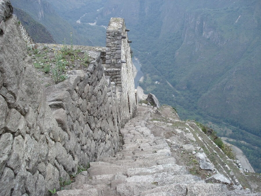 Treden aan de top van Huayna Picchu