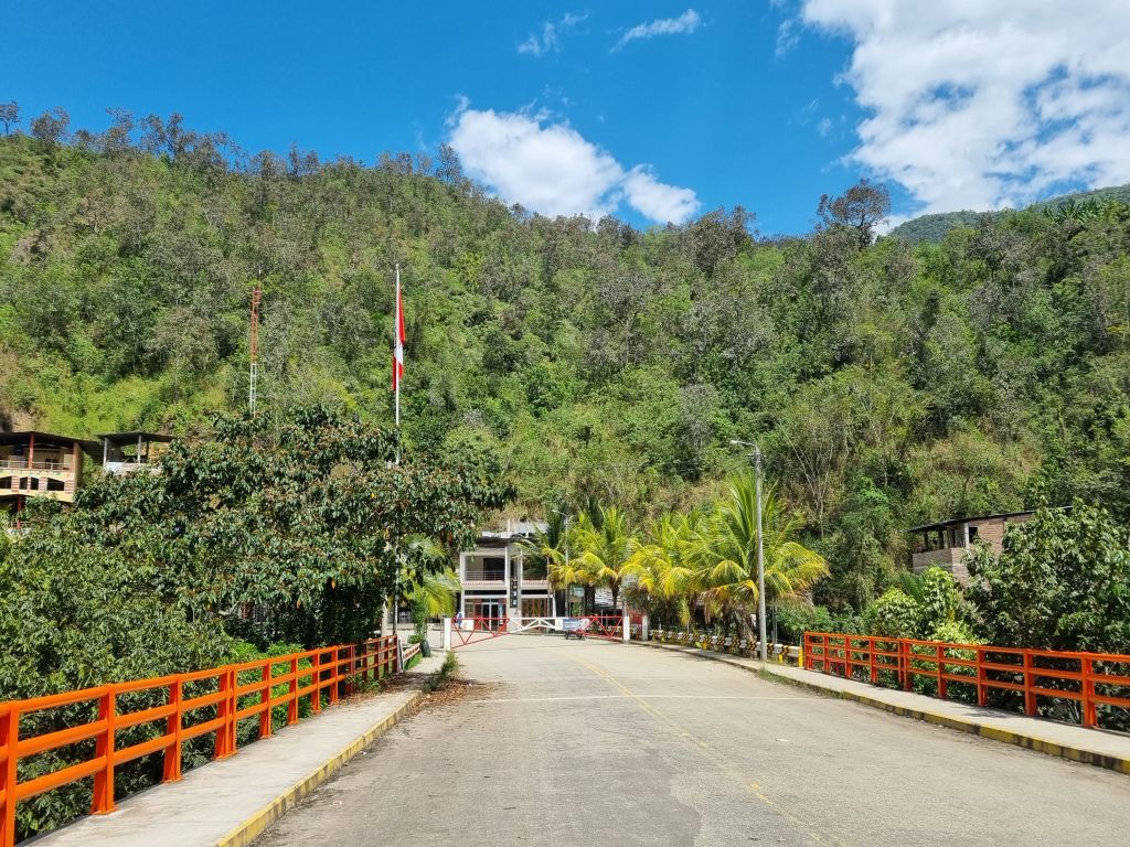 Tourist visa Peru border crossing La Balsa