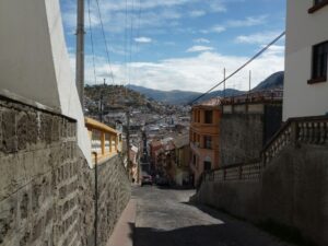 Steile straat in Quito en hoogteziekte Ecuador